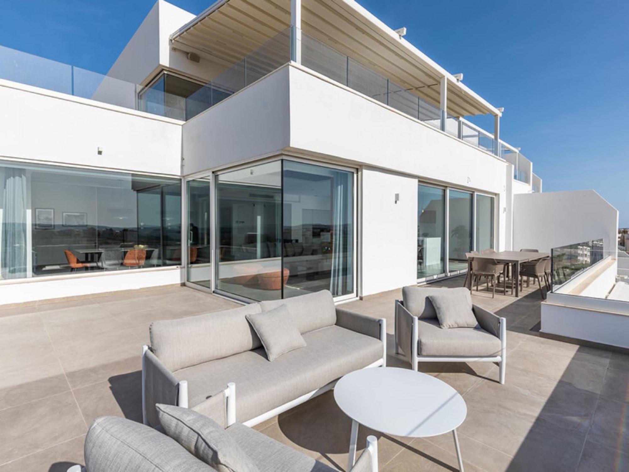 Stunning Corner Penthouse - Prime Location Apartment
